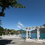 Annecy-pavillon דיון